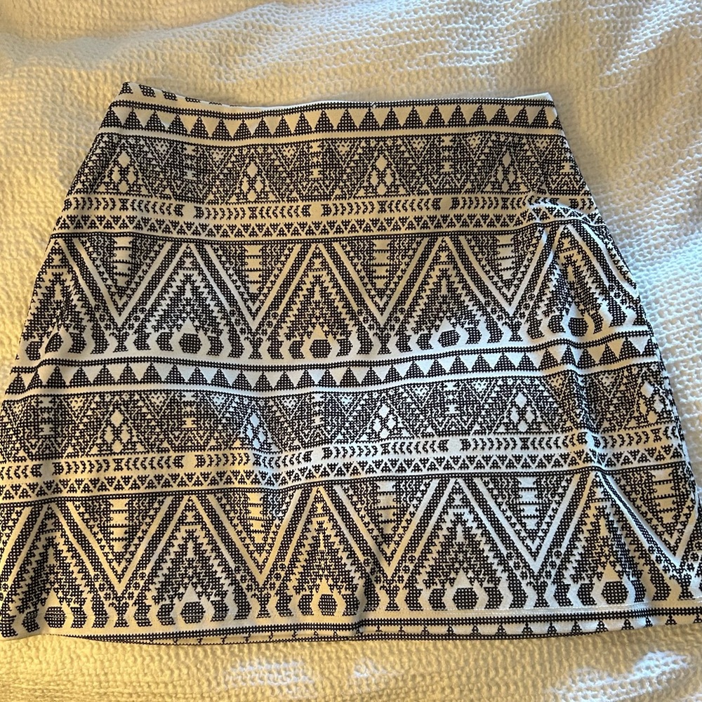 Black and white geometric pencil skirt.